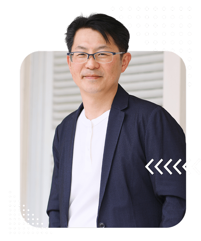 小室貴也が正面を向いている上半身画像