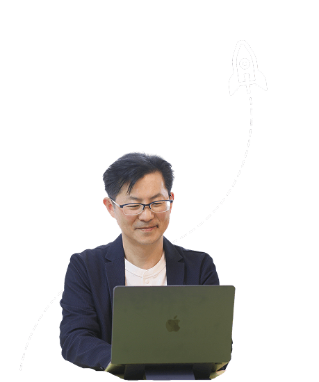 パソコンで小室貴也が作業をしている